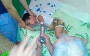2 yaşlı körpənin əli ət maşınında qaldı