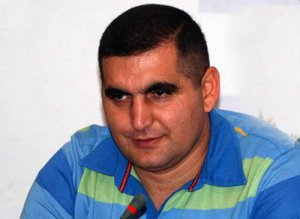 Mərkəz rəhbəri baş redaktorları "top"a tutdu": "Fırıldaqçılar..."