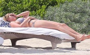 Seksual model Keyt Apton sevgilisi ilə çimərlikdə - FOTOLAR