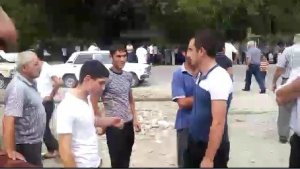Əhali ayağa qalxdı: “Əxlaqsız direktor qovulsun”