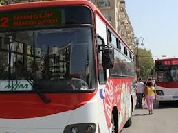 Avtobus sürücüsü pivə içə-içə sərnişin daşıyır - Foto