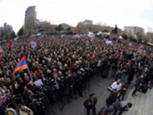 Ermənilər Serj Sərkisyanın sarayına yürüş etdi – (Video)