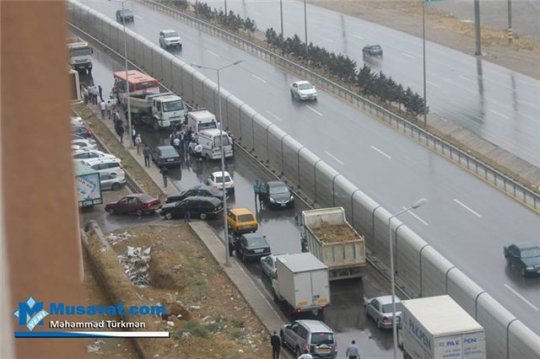 Avtobus dairəvi yolda yük maşını ilə toqquşdu - Video