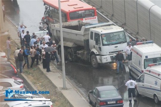 Avtobus dairəvi yolda yük maşını ilə toqquşdu - Video