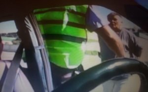 Yol polisi ilə sürücü əlbəyaxa oldu: "Səni süründürəcəm..." - (Video)