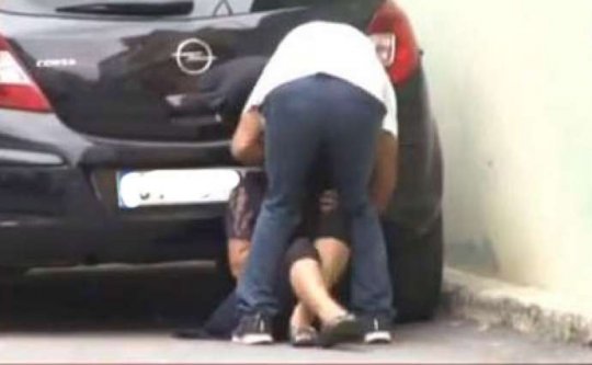 Bakıda küçənin ortasında qadını huşunu itirinədək döydülər