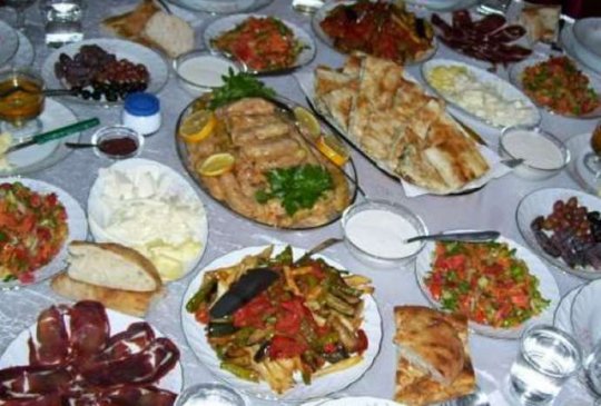 Azərbaycanda ilk dəfə: Rüşvət verib ehsan süfrəsi açdılar