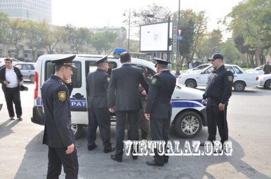 Polislər çaysatan qadını boğaza yığdı, o da boğazını stəkan qırığı ilə kəsdi - (Fotolar)