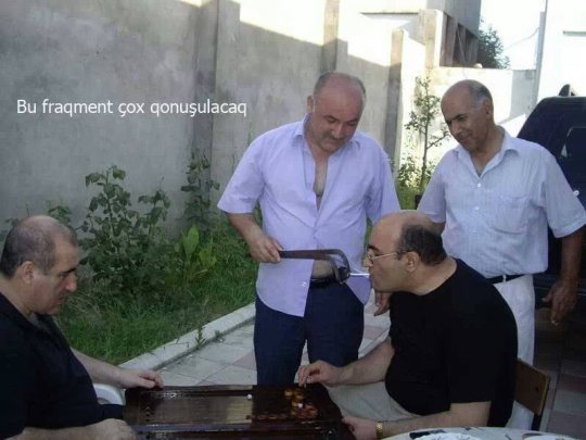 Deputat nərd oynayır, başqan ona siqaret yandırır - FOTO
