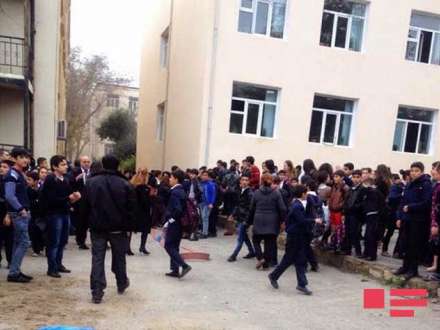 Bakıda məktəb yanır, şagird və müəllimlər təxliyyə olunub