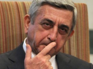 Sarkisyan köməkçisini tutdurur
