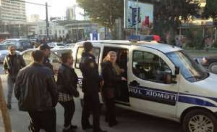 Polis Səməd Vurğun bağını bu qadınlardan təmizlədi VİDEO