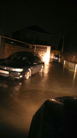 Keşlədə evləri su basdı - Jurnalist "Azərsu"ya "od püskürdü" - Foto