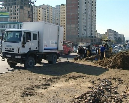 Bakıda bu gün asfalt vurulan yol yenidən çökdü - (Fotolar)