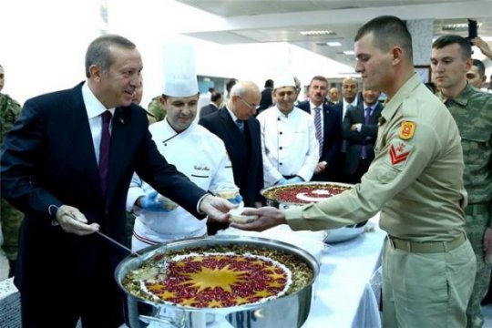 Ərdoğan əsgərlərə hədik payladı - (Fotolar)