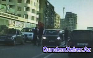 Sürücü gənc qızı vurdu, düşüb təhqir etdi - Bakıda / VİDEO