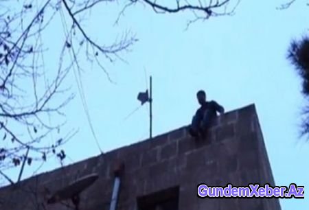 Bakıda sərxoş gənc evin damına çıxaraq intihar etmək istədi - VİDEO