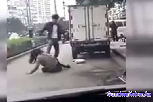 Sevgilisini küçənin ortasında döydü – VİDEO