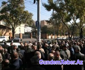 Ermənistanda Sarkisyanın iqamətgahı mühasirəyə alındı