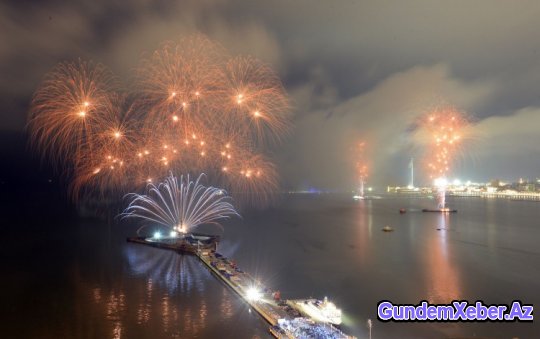 Bakı 2015-ci ili möhtəşəm atəşfəşanlıqla qarşıladı - FOTOSESSİYA