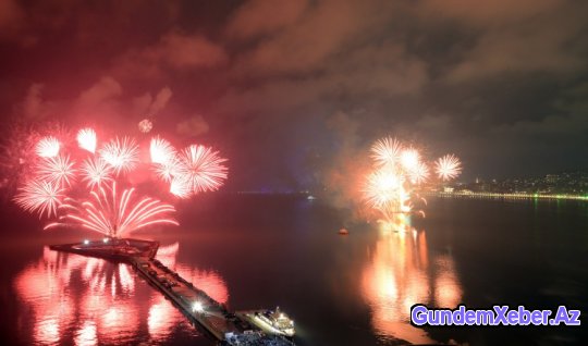 Bakı 2015-ci ili möhtəşəm atəşfəşanlıqla qarşıladı - FOTOSESSİYA