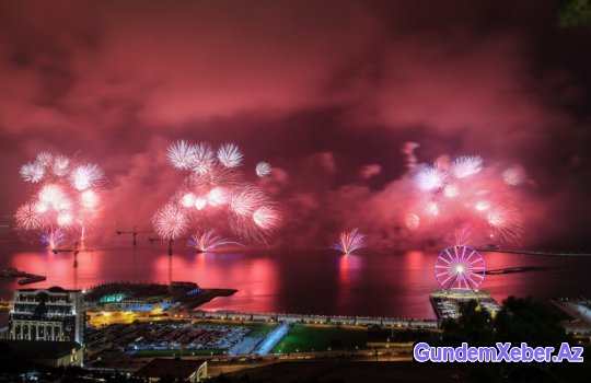 Bakı 2015-ci ili möhtəşəm atəşfəşanlıqla qarşıladı - FOTOSESSİYA