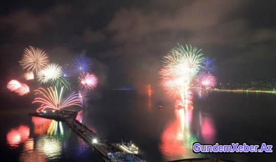 Bakı 2015-ci ili möhtəşəm atəşfəşanlıqla qarşıladı - FOTOSESSİYA