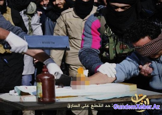 İŞİD bu dəfə hamının gözü qarşısında kəsdi (FOTO)