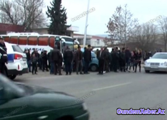 Avtomobil dirəyə çırpıldı: yaralı var (FOTO)