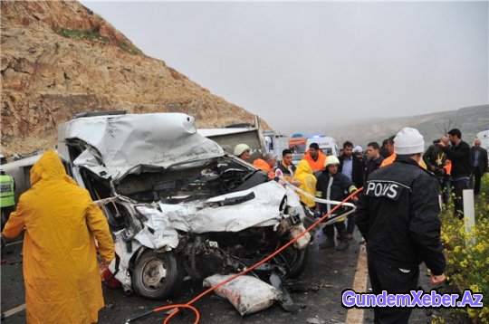  Türkiyədə ağır qəza: 13 ölü, 9 yaralı (FOTOLAR)