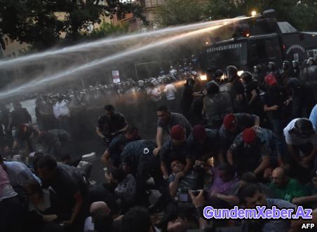Ermənistanda mitinq belə dağıdıldı - VIDEO Ermənistanda mitinq belə dağıdıldı - VIDEO