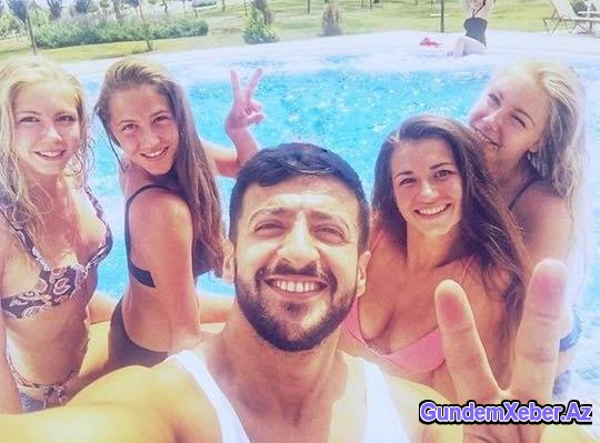 Əməkdar artistin hovuzda qızlarla FOTOları