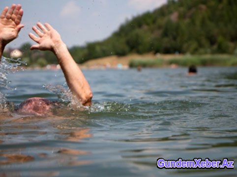 2 gənc göldə batıb
