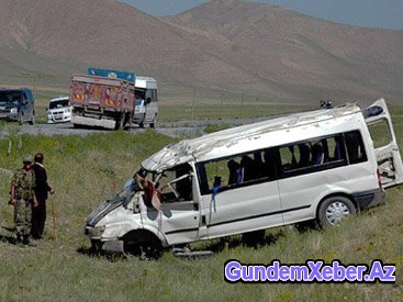 Toydan çıxan mikroavtobus qəzaya uğradı: 7 yaralı