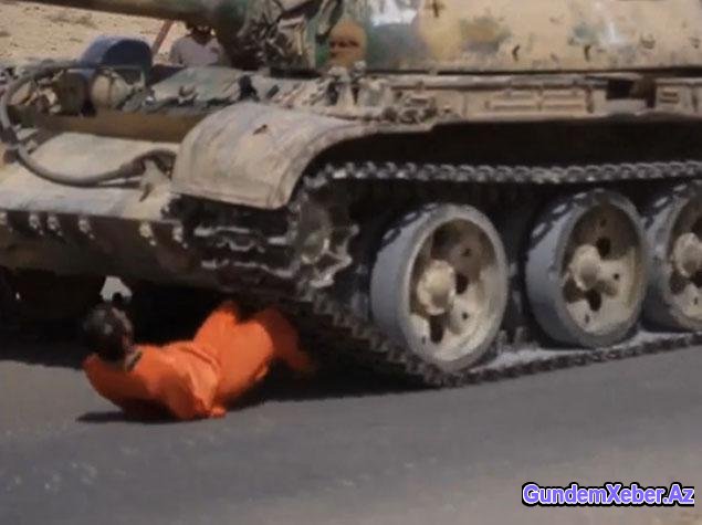 İŞİD-dən daha bir vəhşilik: hərbçinin üstündən tankla keçdilər - FOTO 16+