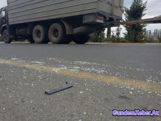 Yol kənarında dayanan piyadanı maşın vurdu