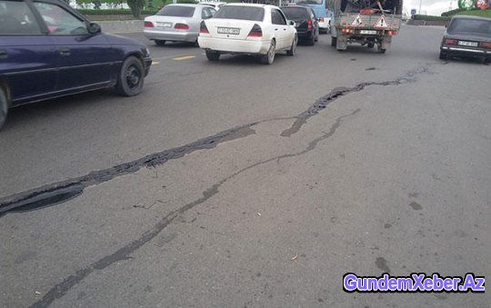 Sumqayıt yolu ikiyə bölündü - FOTO