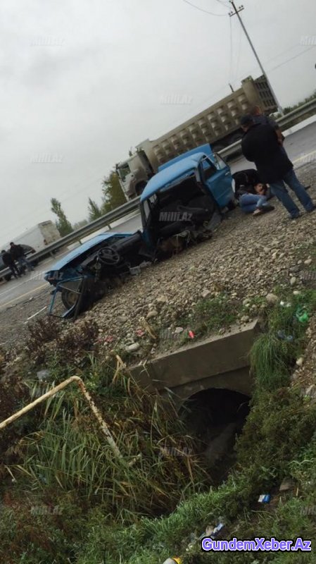 "Mercedes" "VAZ"ı ikiyə böldü, sürücü sağ qaldı - FOTO