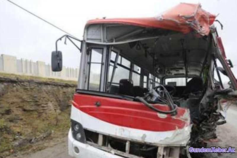 Avtobus qəzaya uğradı, yaralı var
