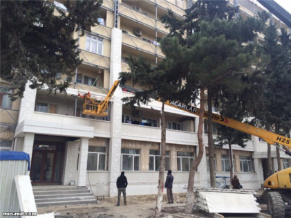 İcra başçısının bina üzləmək marağı: həm də üçüncü dəfə eyni binaları – FOTOLAR İcra başçısının bina üzləmək marağı: həm də üçüncü dəfə eyni binaları – FOTOLAR