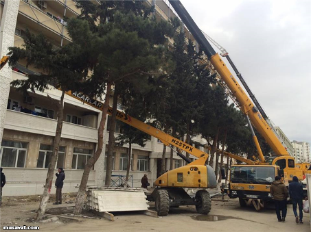İcra başçısının bina üzləmək marağı: həm də üçüncü dəfə eyni binaları – FOTOLAR İcra başçısının bina üzləmək marağı: həm də üçüncü dəfə eyni binaları – FOTOLAR