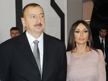 Prezident İlham Əliyev və xanımı Mehriban Əliyeva Xocalı faciəsi qurbanlarının xatirəsinin anım mərasimində iştirak ediblər