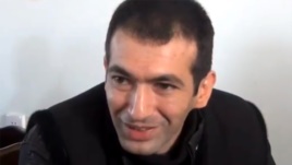 “Oğlumun həyatından narahatam”