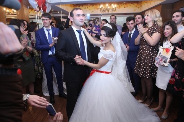 Səlim Müslümovun işçilərinin yalançı toy FIRILDAĞI