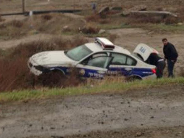 Yol polisinin maşını aşdı - FOTO