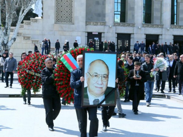 Maqsud İbrahimbəyov dəfn edilib
