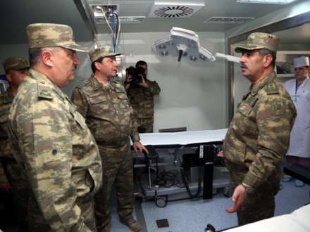 Müdafiə naziri cəbhə bölgəsində mobil səhra hospitalında olub (FOTO)
