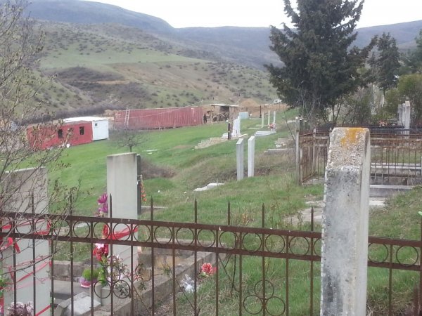 Ağstafa RİH başçısı qəbirstanlıqda məktəb tikintisini dayandırdı