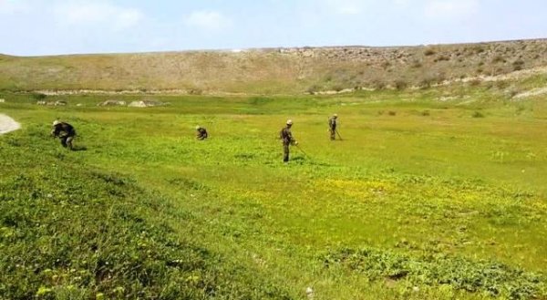 Azad edilən torpaqlar minalardan belə təmizlənir - FOTO