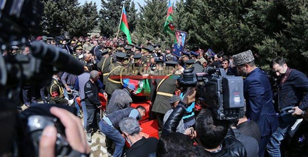 Şəhidlərin dəfnində insan seli — Fotolar